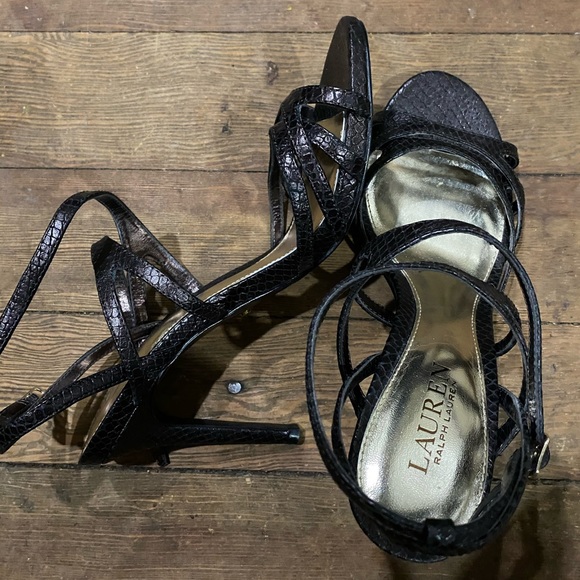 Size 9 heels - Picture 2 of 4